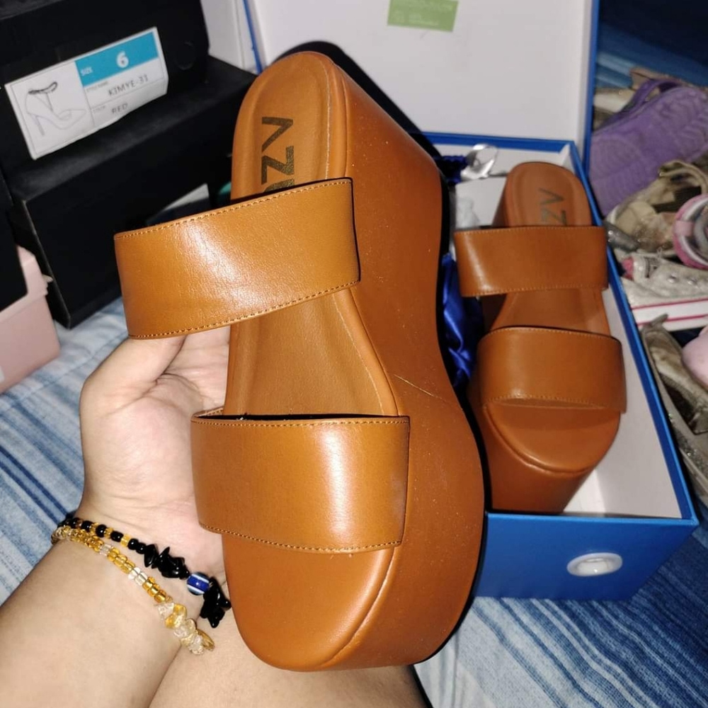 Brown and black sandals platforms Azul shoes brand size 6